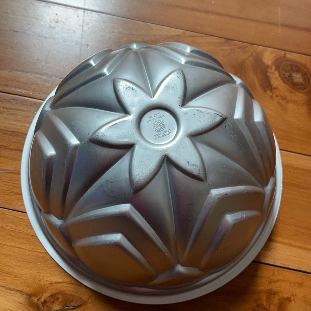 Vintage aluminum Wearever cake mold pan dessert form